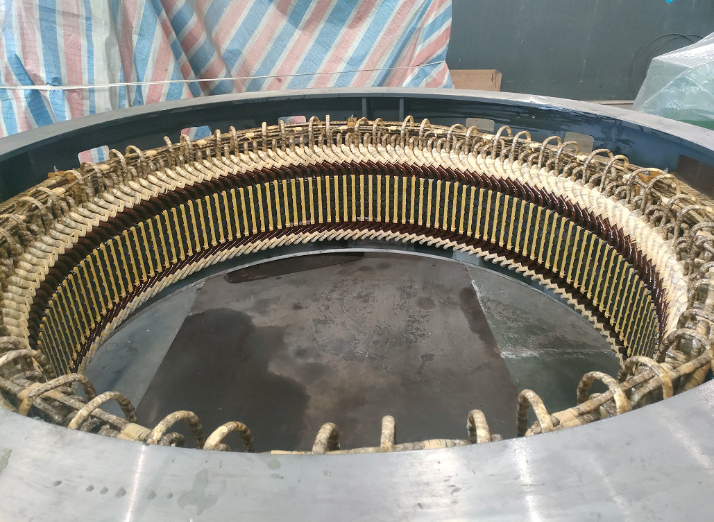Turbina hidráulica vertical automática para cabeza de agua 5m-500m y voltaje 400V
