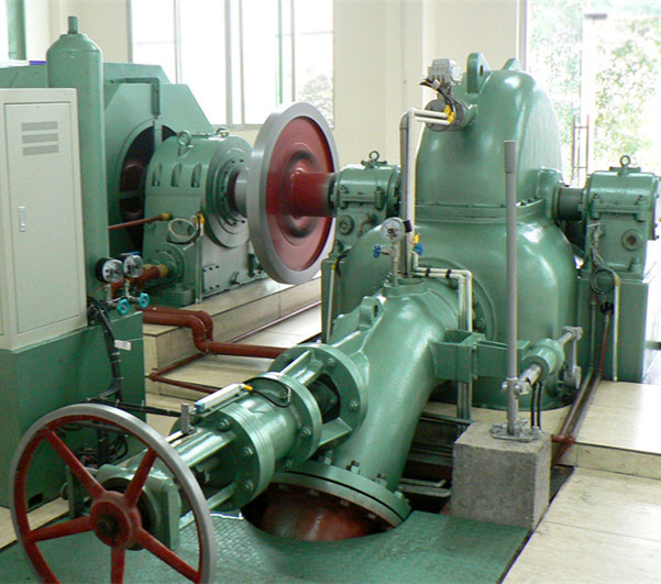 Alta turbina principal del agua de Samll HPP en generador de la rueda de agua de Pelton de la cabeza de la central hidroeléctrica los 550m